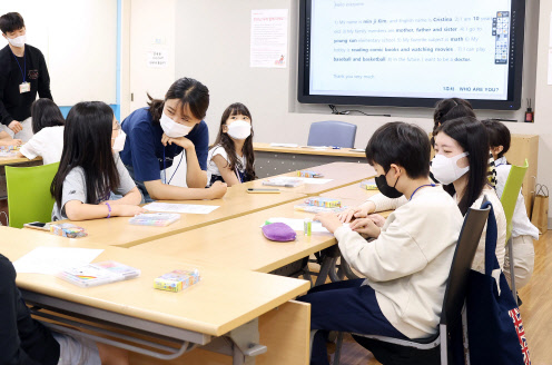 지난 21일 서울 강서구 홈플러스 강서점에서 '대학생 재능 기부' 프로그램의 일환으로 '영어와 친해지는 연극놀이 오즈의 마법사' 강의가 진행되고 있다. <홈플러스 제공>